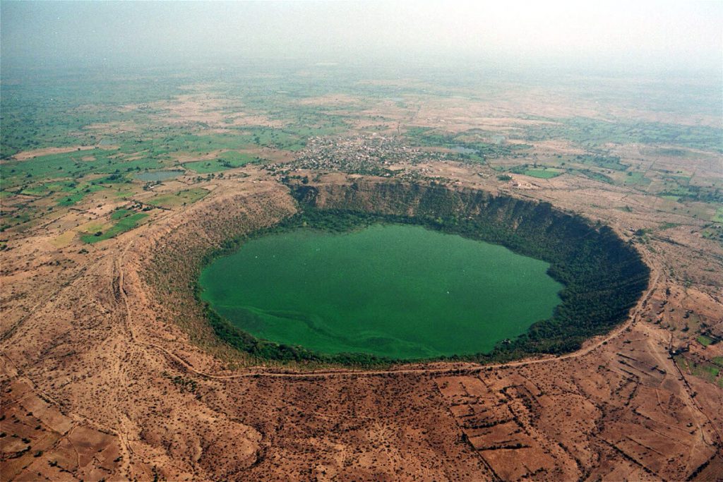 Cratère de Lonar en Inde : un lac riche en spiruline !